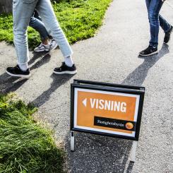 Tomas Oneborg/SvD/TT: Antalet sålda villor och bostadsrätter föll och priserna sjönk på många håll i landet i maj, enligt Svensk Mäklarstatistik. Arkivbild