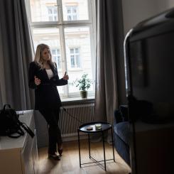 Robin Bäckman/TT: Det är inte första gången som Jenzine Nordberg, mäklare på mäklarfirman Erik Olsson, ordnar visning i den här välplanerade ettan på Östermalm i centrala Stockholm. Den här söndagen dök ett sällskap upp.