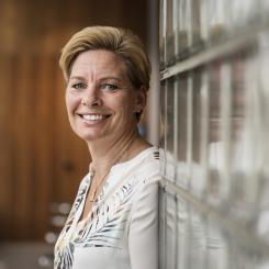 Stina Stjernkvist/TT: Annica Ånäs, vd på Atrium Ljungberg, presenterar bolagets finanser. Arkivbild.