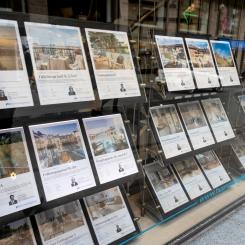 Christine Olsson/TT: Bostadsannonser på ett mäklarkontor. Arkivbild