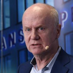 Lars Schröder/TT: Finansinspektionens generaldirektör Daniel Barr redovisar hur bankerna hanterat undantag i amorteringskraven. Arkivbild.
