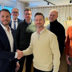 I förgrunden Jonas Jonsson, vd ByggVesta och Jacob Karlsson, vd K-fastigheter Övriga från vänster: Jonas Granström (ByggVesta), Niclas Bagler (K-fast), Magnus Persson (K-fast), Marcus Svensson (ByggVesta) och Bill Ögren (ByggVesta). Pressbild: Byggvesta