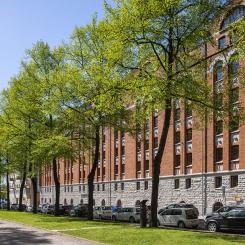 Fastigheten Mullbärsträdet ligger på Kungsholmstorg i Stockholm. Byggnaden uppfördes ursprungligen i början av 1900-talet och användes som sädesmagasin vid öltillverkning. Idag är fastigheten en modern kontorsfastighet med bevarad industrikaraktär. Foto: Afa Fastigheter