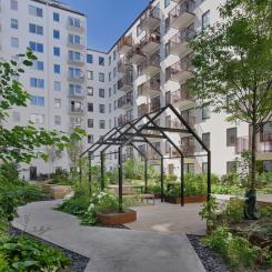 Bild från innergården på Brf Söderdepån med hyresrättsprojektet Persikan mittemot. Foto: Åke Gunnarssson/VUE