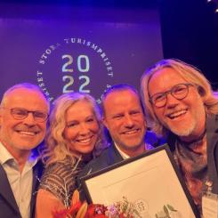Lyckliga vinnare! Från vänster: Fredrik Lindén, VD Turistrådet Västsverige, Mirja Lilja Hagsjö, VD Pater Noster, Anders Rasmusson, Pater Noster och Erik Nissen Johansen, Pater Noster/Stylt. Fotograf: Peter Jönsson