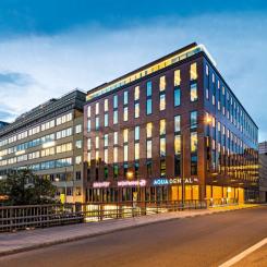 - Sthlm HUB är en fastighet av hög kvalitet belägen i en del av Stockholm som har utvecklats starkt under senare år och som kommer stå sig väl över tid. Med förvärvet fortsätter vi att stärka vår närvaro i Stockholms bästa kommunikationsläge, vilket är helt i linje med vår strategi, säger Johanna Skogestig, vd Vasakronan. Foto: Vasakronan