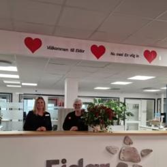 Emma Larsson och Eva-Lott Bussqvist Eriksson står redo att välkomna kunderna i receptionen på Eidar Center. Foto: Eidar