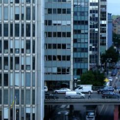 Kontrollanter från Rättvist byggande på oannonserad byggarbetsplatskontroll hos Huge Bostäder. Foto: Huge Bostäder