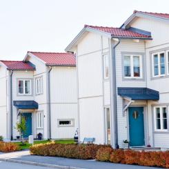 61 procent av bostadsägarna tror att bostadspriserna kommer att stiga på ett års sikt medan 2 procent tror att de sjunker. Av de som tror på stigande bostadspriser, tror 4 av 5 att priserna kommer att stiga med maximalt 5 procent på ett års sikt. Det är i linje med SBAB:s egen prognos över bostadspriserna på samma tidshorisont. Pressbild: SBAB