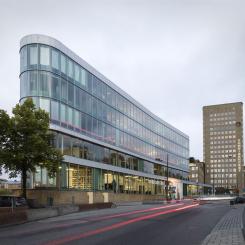 Glashuset på Torsgatan i Stockholm där Sveriges museum om Förintelsen öppnar sin första utställning 2023. Museet kommer ligga i lokalen på våningsplanet ovanför Bonniers Konsthall. Foto: Bonnier Fastigheter.