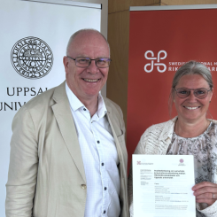 De som undertecknar samarbetet är rektor Anders Hagfeldt och riksantikvarie Susanne Thedéen. Anders Hagfeldt är rektor för Uppsala universitet, som firar 550-årsjubileum nästa år, och Susanne Thedéen är chef över Riksantikvarieämbetet, som med sina 396 år är en av Sveriges äldsta myndigheter. Fotograf/Källa: Wenche Solberg (CC BY-NC-ND)