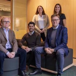 Adam Näslund och Johan Näslund från Architector Fastigheter med Marielle Forstadius, Emma Beck-Friis och Boris Dundjerovic från Einar Mattsson Fastighetsförvaltning AB. Foto: Einar Mattsson