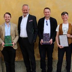 Fotograf: Sara Sekund / Business Region Göteborg

Alectas Carl Martin och Magnus Källgren med priset som Årets Uppstickare, till vänster om Patrik Andersson, BRG. Stadsfastighetsförvaltningens Stefan Johansson, Angélica Ekberg och Martin Blixt blev Årets Återbrukare.