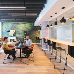 En inspirerande arbetsmiljö främjar samarbete och kreativitet på kontoret. Foto: Fabege