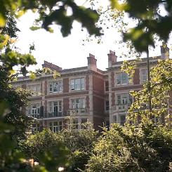 Battersea Park ligger i sydvästra London och är ett av stadens större grönområden. Området kring Battersea har genomgått omfattande stadsutveckling under de senaste åren, bland annat genom omvandlingen av Battersea Power Station och ett ökat antal exklusiva bostadsprojekt. Lägenheten har totalrenoverats med fokus på naturliga material, specialritad inredning och en sammanhängande design. OBS! Det finns flera bilder av bostadens interiör i slutet av artikeln. Foto: James Retief