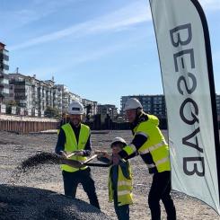 Erik Pelling Magnus Andersson och ung kund. Pressbild: Besqab
