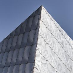 Visualisering av lobbyn. Receptionsdisken är gjord av kalksten. Till vänster skymtas trappan i ek. Bild: Krook & Tjäder