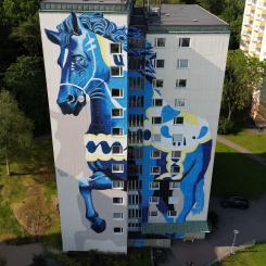 Shai Dahan är känd för sina stora målningar av dalahästar och står bakom muralmålningen av världens största dalahäst i Partille, målad med färg från Flügger. Foto: Flügger