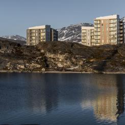 Från bostäderna kan man se ut över sjön Qallussuaq och mot sydost det ikoniska fjället Ukkusissat. Bildrättigheter: Rockpanel
