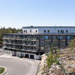 Målet med Skogshusen i Nacka har varit att skapa något som växer med naturen och smälter in i sin omgivning. Till fasaderna har man därför valt fasadskivor från Rockpanel, i två grå nyanser som samspelar med både varandra och miljön runtomkring. Pressbild: Rockpanel