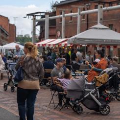 Vy över Hamnpromenaden mot väster, med den nya stadsdelen till höger och den gamla stadskärnan i fonden. Foto: Norrtälje kommun