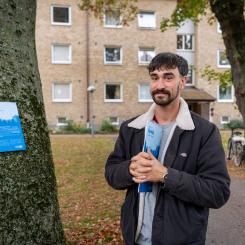 MKB sätter upp trädskyltar som berättar om trädets miljönytta. Foto: Gugge Zelander