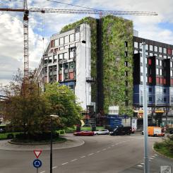 Vy som möter besökare som kommer in till Oslo med tåg. Det 35 meter höga trapphuset med Europas högsta växtvägg.