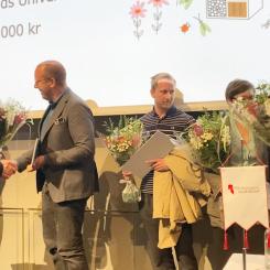 Johan Lindholm, ordförande i Riksbyggens styrelse, delar ut stipendier i samband med fullmäktige i maj 2022. Foto: Riksbyggen