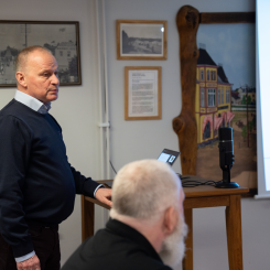 Urban Engström berättar om sin bostadsrättsförening. Pressbild: Enrgikontor Norr