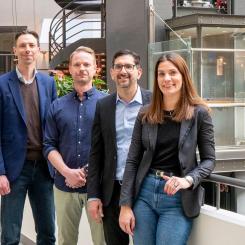 Magnus Molin från Einar Mattsson Fastighetsförvaltning, Mårten Ferbus-Mars och Camilo Bossi från Bonnier Fastigheter Bostad och Emma Beck-Friis från Einar Mattsson Fastighetsförvalning firar samarbetet. Pressbild: Einar Mattsson