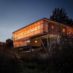 Det här fotot visar att ekologi och design inte står i motsats till varandra utan kan förstärka varandra ömsesidigt. Stöd av återvunnet stål får huset att framstå som lätt och nästan svävande. Dessutom hårdgörs mindre markyta, vilket gör att mer värdefullt regnvatten kan tränga ner i marken. OBS! I slutet av artikeln finns det fler bilder. Foto: Lumina Kreativagentur