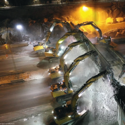 Här rivs en gång- och vägtunnel i Vårby Backe. Foto: Roman Hassas