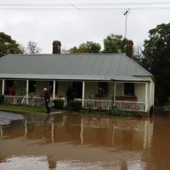 Översvämningsvatten strax före översvämning av ett hus i Windsor, västra Sydney, NSW, Australien. 5 juli 2022. Foto: wes warren /unsplash