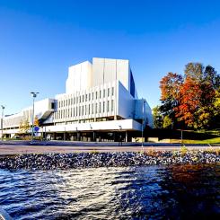 Finlandia-huset vid Tölöviken i Helsingfors centrum. Foto: Finlandia-talo Oy