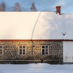 Byggnaden som står i fokus i projektet För allmänt bruk. Byggnaden är en kulturhistoriskt värdefull ekonomibyggnad i slaggtegel, uppförd på 1860-talet, som en gång i tiden tillhörde bruket i Robertsfors.
Foto: Patrick Degerman