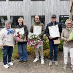 Bygglovsnämndens ordförande Yvonne Nilsson delade ut priserna till Fredblad arkitekter och Derome. På bild från vänster: Yvonne Nilsson, bygglovsnämndens ordförande, Emmie Tabrizi, Fredblad arkitekter, Peter Mossbrant, Vvd Derome AB, Stefan och Lena Brosved, ägare till Bobergs gård. Foto: Falkenbergs kommun