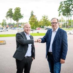 Tobias Hansson, vd Hitachi Energy i Sverige och Mats Eriksson, vd för Castellum, Region Mälardalen. Foto: Hitachi Energy