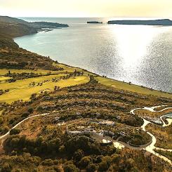 Hotellanläggningen Mandarin Oriental Costa Navarino ligger högt ovanför Navarinobukten på Peloponnesos och har utformats för att smälta in i det omgivande landskapet. OBS! Det finns fler bilder av interiören i slutet av artikeln. Foto: BREBA Claus Brechenmacher & Reiner Baumann