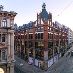 YIT genomförde nyligen en totalrenovering av denna byggnad på Alexandersgatan i Helsingfors centrum. Över 80 procent av rivningsmaterialet återvanns eller återanvändes direkt på byggarbetsplatsen – exempelvis koppartak, marmorplattor, tegel med mera. Tack vare effektiv källsortering bestod endast 1 procent av byggavfallet av blandavfall. Återbrukade material köptes bland annat in från konkursbon. Energieffektiviteten förbättrades och energiförbrukningen minskade med 30 procent. Projektet genomfördes i enlighet med EU:s taxonomiförordning. Foto: YIT