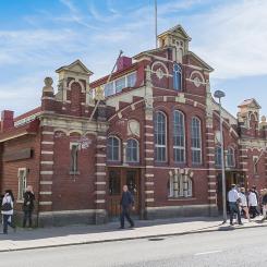 Åbos saluhall, som öppnade 1896, är byggd på en 40 till 50 meter tjockt lerskikt, liksom det intilliggande torget. Geologiprofessor Antti Ojala förklarar att marken under hallen har ett så kallat bergbrott, där berggrunden varierar kraftigt på korta avstånd. Detta påverkar markens stabilitet och bidrar till hallens sjunkande. Foto: Åbo Stad
