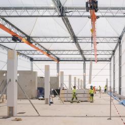 Bjälklag i KL-trä, pelare av limträ och stålbalkar bär den nya byggnaden. Foto: Anders Lipkin