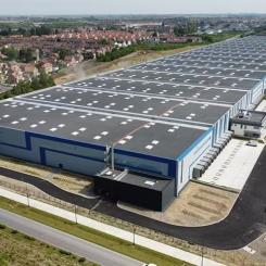 Det nya lagret, som har fått BREEAM-certifieringen "Very Good", är utrustat med 85 portar, har en fri höjd på 11,40 meter och en golvbelastning på 5 ton per kvadratmeter. Lastbilsområdet mäter 35 meter och anläggningen har separata körbanor för tunga och lätta fordon. Dessutom är lagret utrustat med automatiserade dockningssystem (Autodocks) för hantering av gods. Foto: Maersk