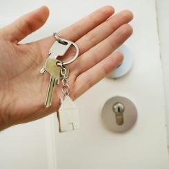 Nycklar i hand. Foto: Maria Ziegler / Unsplash