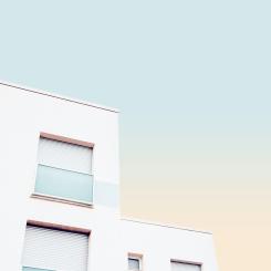 Närbild bostadshus. Foto: Michele Tardivo / Unsplash