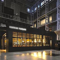 Projektet gäller en restaurang i Montréal och är inte kopplat till någon större kedjeexpansion globalt. Fokus ligger på arkitektonisk ombyggnad snarare än nyetablering av konceptet i sig. Obs! Det finns fler bilder av interiören i slutet av artikeln. Foto: Maxime Brouillet