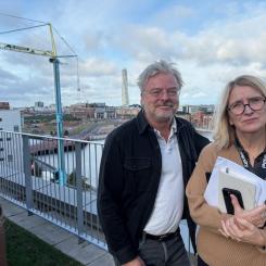 Bygg- och fastighetsforskarna Niclas Andersson och Karin Staffansson Pauli vid Malmö universitet har undersökt målkonflikter och utmaningar vid transformation av byggnader.  Pressbild: Malmö universitet