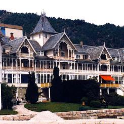 Kviknes Hotell i Balestrand är ett av de mest berömda äldre turisthotellen i Norge. Byggnaden är ett bra exempel på den arkitektur som kallas schweizerstil. Foto: Wikipedia Common, kredit: Nina Thune