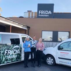 Fr v Eva Hasselholm Loodus, rektor, Eva Hansson, Riksbyggen och Lotta Cederberg, lärare på Fridaskolan. Foto: Riksbyggen