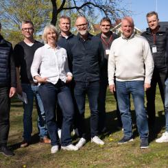 På bilden ser du från vänster till höger: Tomas Löfgren Löfgren, projektledare, GotlandsHem, Andreas Sandsjö, biträdande arbetschef, Peab, Anna Hegart, affärsutvecklare, GotlandsHem, Pontus Back, gruppchef, teknisk förvaltning, Kim Tornell, byggprojektchef, GotlandsHem, Magnus Frid, entreprenadingenjör, Peab, Joakim Martell, vd, GotlandsHem, Markus Molin, platschef, Peab och Patrik Lindkvist, arbetschef, Peab. GotlandsHem