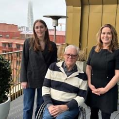 Från vänster: Victoria Areskog Lejbman, Areco Properties, Leif Persson och Nina Söderström från Skånesund i Lomma AB